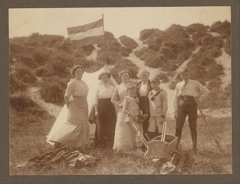 Groepsportret van zeven leden van de familie Vermeulen met een tent en bolderwagen in de duinen (c. 1910 - c. 1915) by…