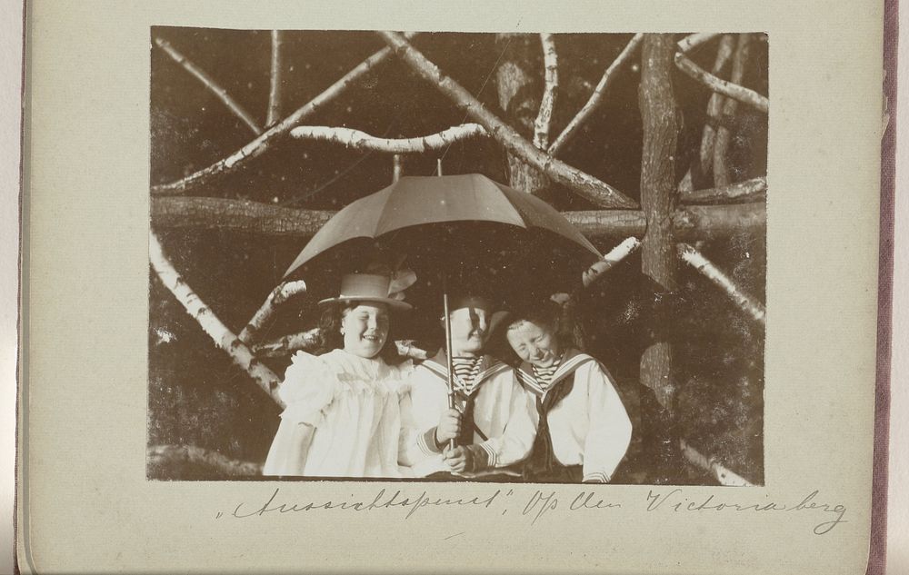 Tine, David en Bram Vermeulen onder een parasol op de Victoriaberg, Remagen (c. 1895 - c. 1905) by David Vermeulen