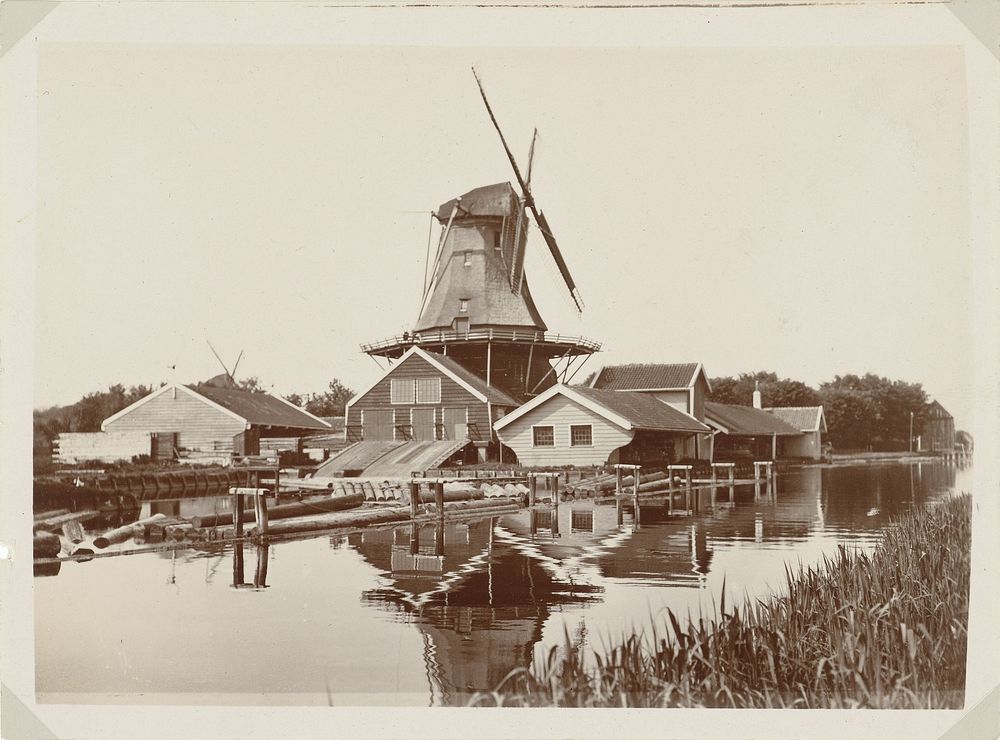 Houtzaagmolen in Edam, Nederland (1904) by James Higson