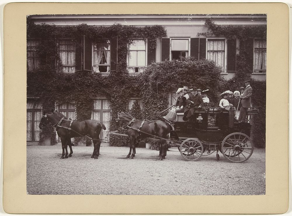 Groep personen op een koets met vierspan voor landhuis Nimmerdor, Amersfoort. (1903) by Henry Pauw van Wieldrecht