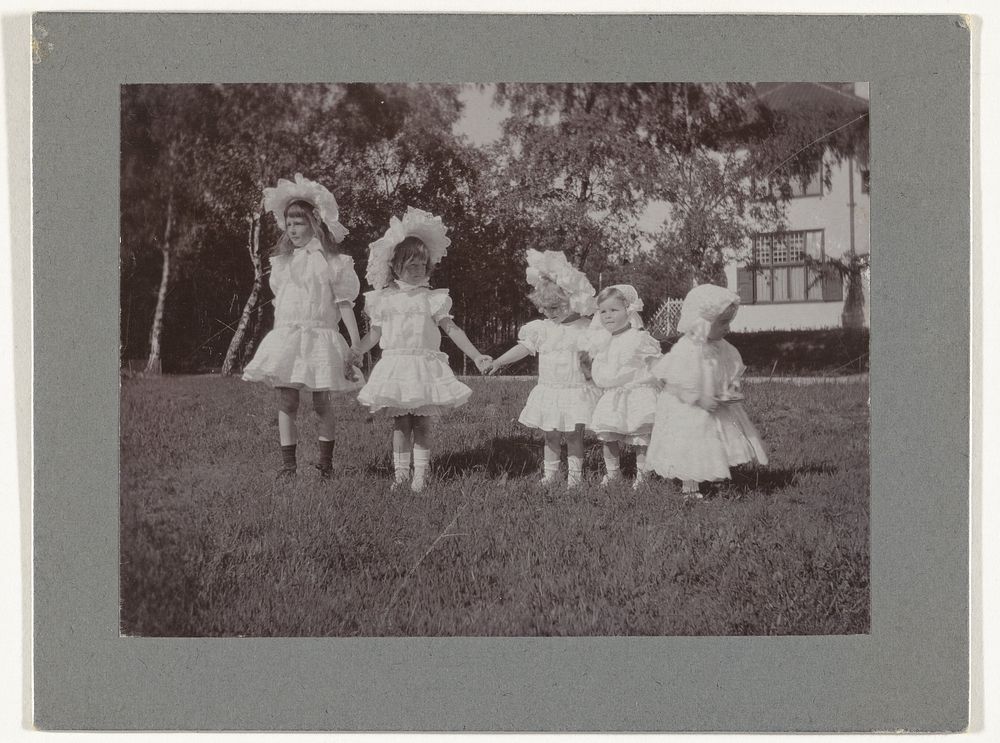 Portret van vijf meisjes hand in hand in een tuin, waarschijnlijk de vijf dochters van de fotograaf (1909) by Henry Pauw van…