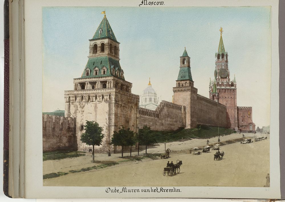 Buitenmuren met hoektorens van het Kremlin (1898) by anonymous and Henry Pauw van Wieldrecht