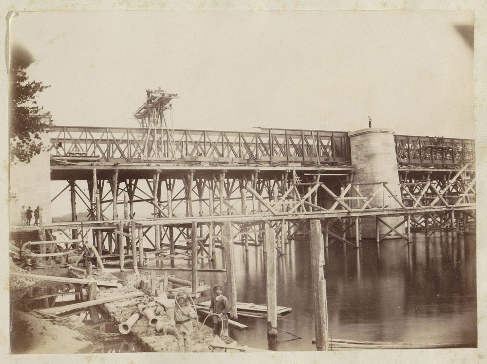 Brug in aanbouw in Frankrijk, met op de voorgrond een duiker (c. 1883 - c. 1886) by anonymous