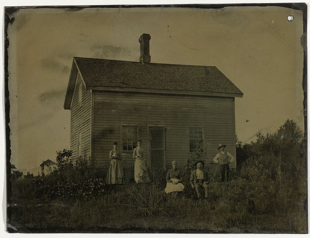 Twee mannen en drie vrouwen voor hun houten huis (1870 - 1900) by anonymous