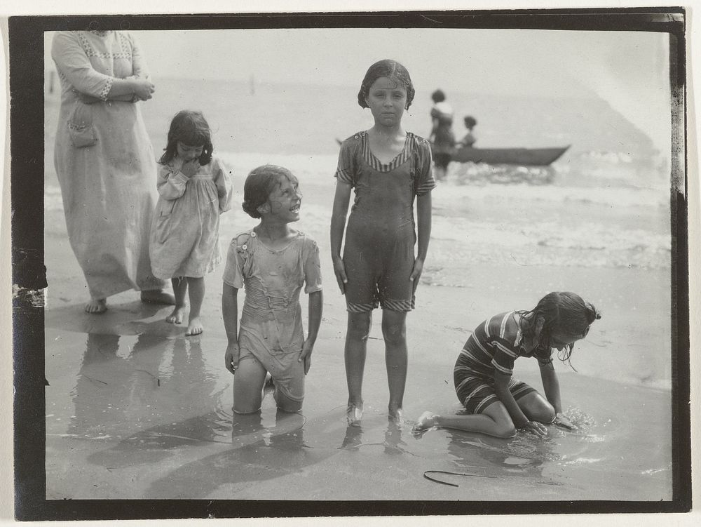 Kinderen in zee (Noordzeekust), Nederland of Duitsland (c. 1900) by anonymous