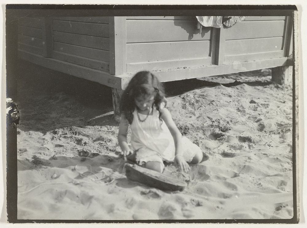 Meisje spelend op het strand (Noordzeekust), Nederland of Duitsland (c. 1900) by anonymous