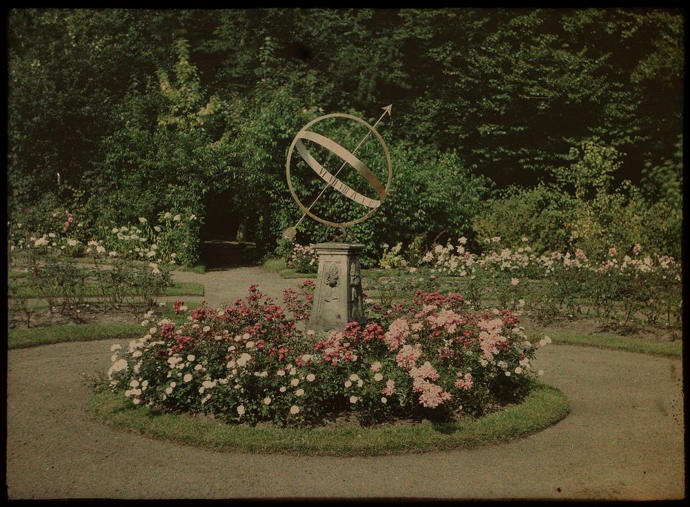 Zonnewijzer in de tuin van het huis Kersbergen, Zeist (c. 1914) by Lambertus Hendrik van Berk