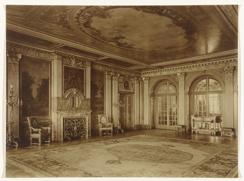 Gezicht in de vestibule van Paleis Het Loo in Apeldoorn (1900 - 1930) by Richard Tepe