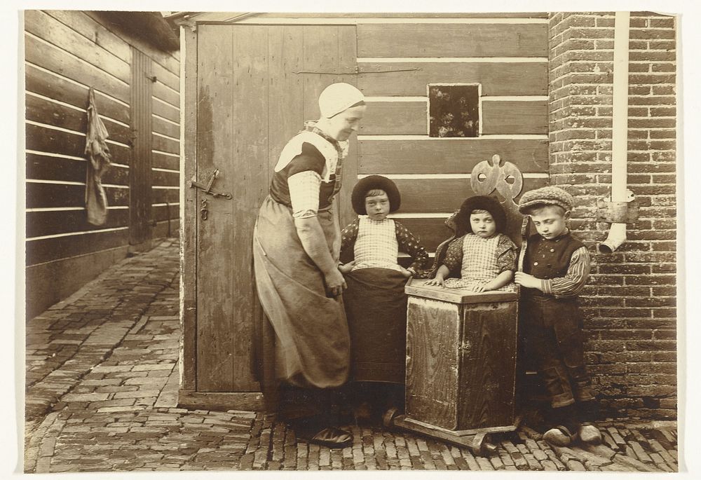 Vrouw en drie kinderen in de streekdracht van Bunschoten-Spakenburg (c. 1900 - c. 1930) by Richard Tepe