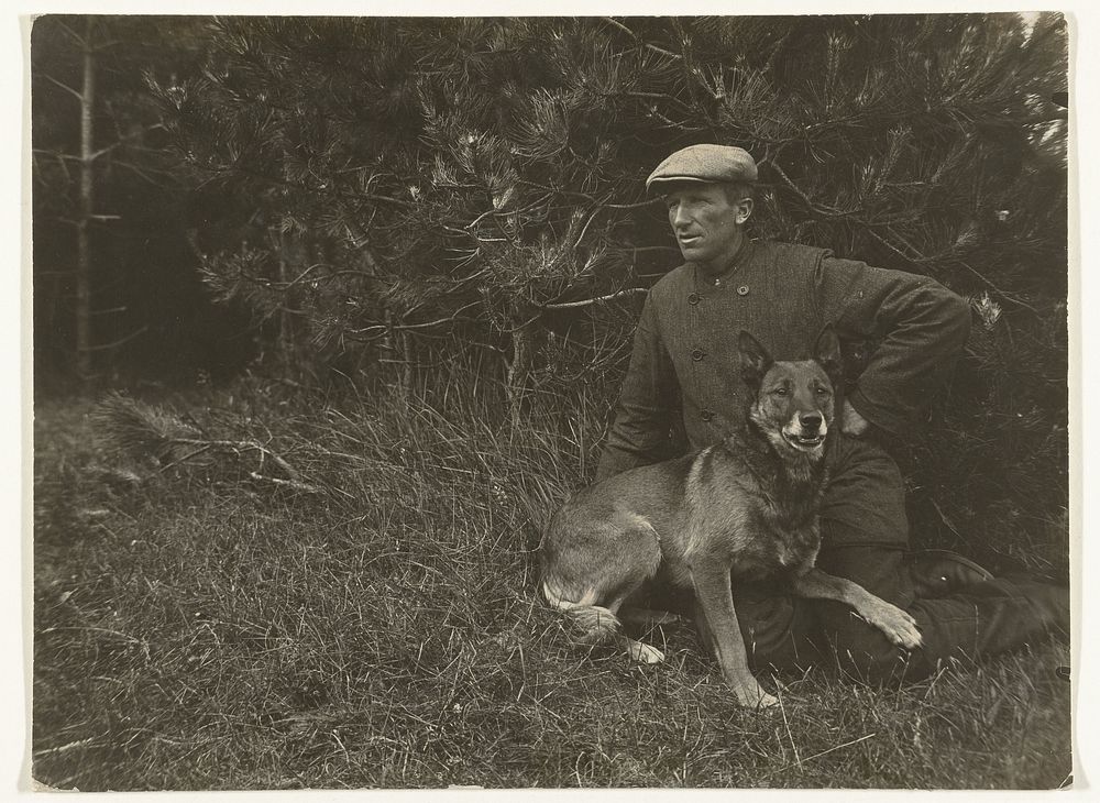 Jachtopziener Frans Stark met zijn hond Nemo in de Muyduinen op Texel (c. 1900 - c. 1930) by Richard Tepe