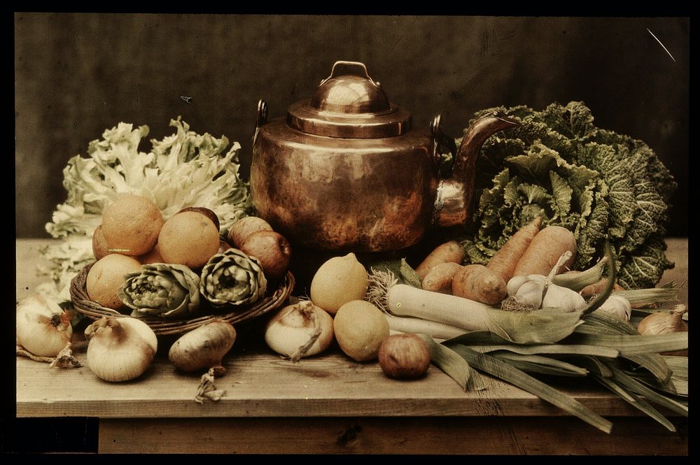 Stilleven met fruit, groenten en een koperen ketel (1907 - 1930) by anonymous