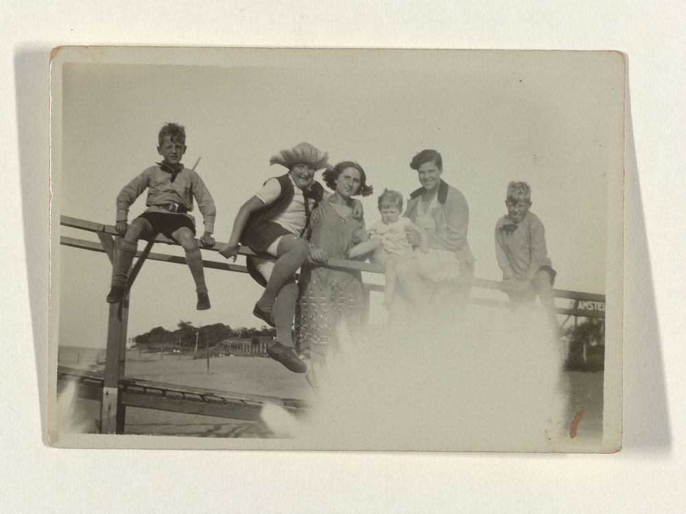 Zes mensen op de pier bij het strand van Valkeveen, aan weerszijden de tweeling Ben en Daan Ochse (c. 1925 - c. 1935) by…