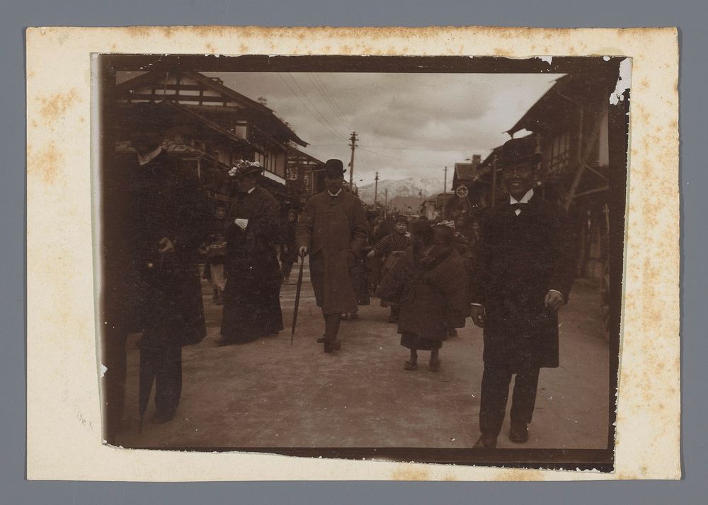 Wandelende mensen (het reisgezelschap van Adriani?) in een straat, Japan (1907) by Jan Adriani