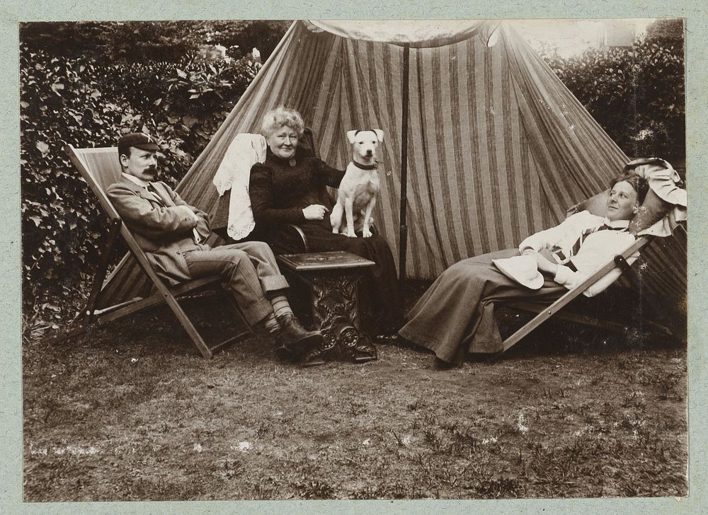 Familieportret bij tent (c. 1901) by Frits Freerks Fontein Fz and Frits Freerks Fontein Fz