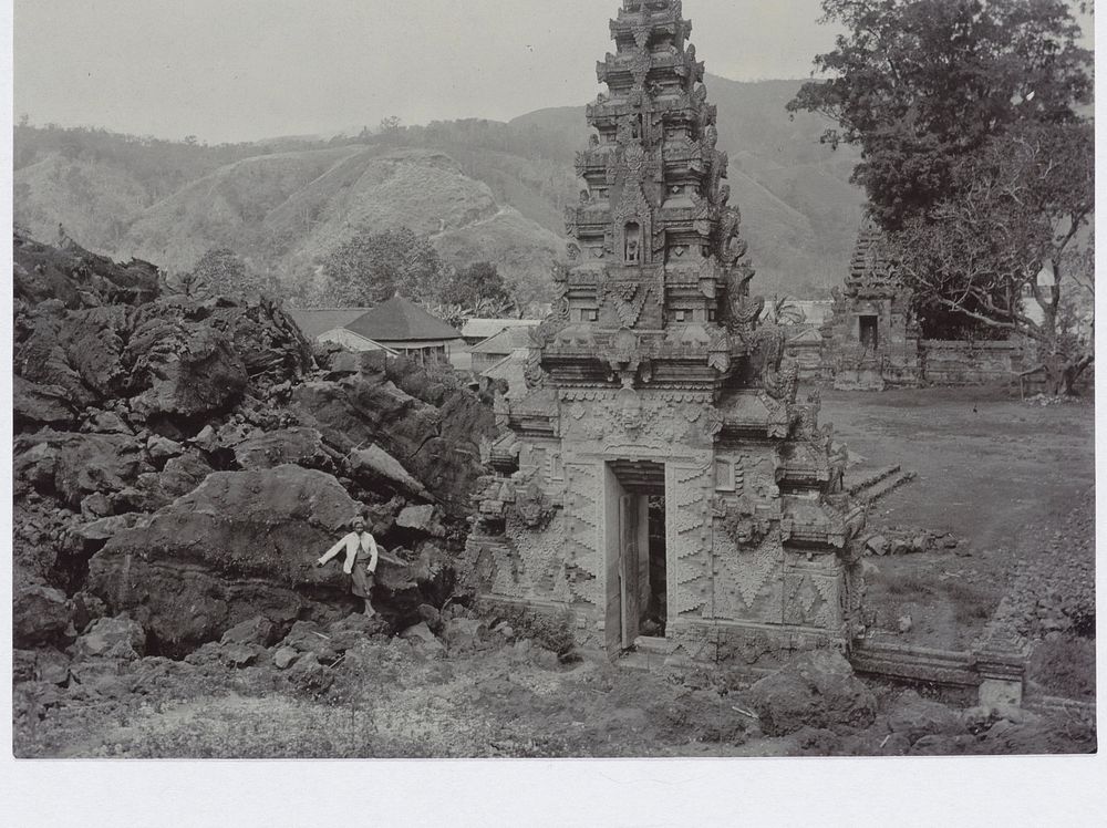 Rijk geornamenteerde tempelpoorten op midden Bali (1900 - 1915) by Johanna Hermina Marmelstein