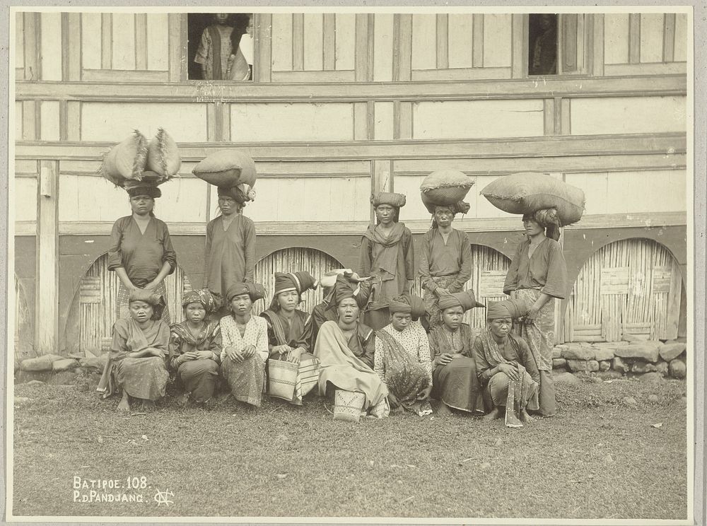 Groepsportret van een groep onbekende vrouwen met verkoopwaar op weg naar de Pasar (1891 - 1912) by Christiaan Benjamin…