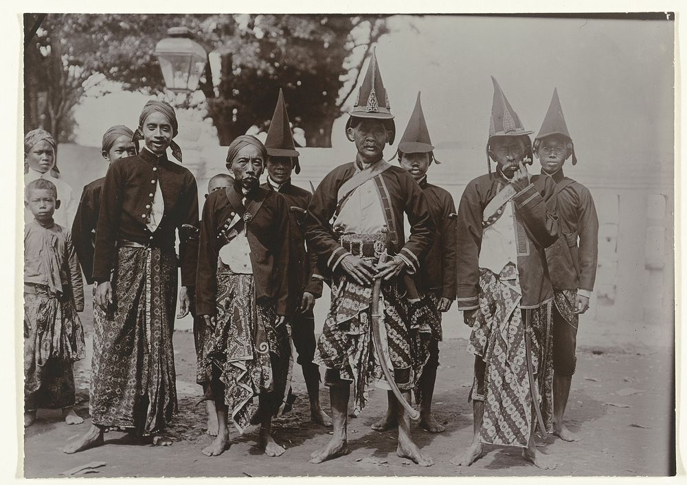 Javaanse mannen in uniform (c. 1867 - c. 1910) by Kassian Céphas