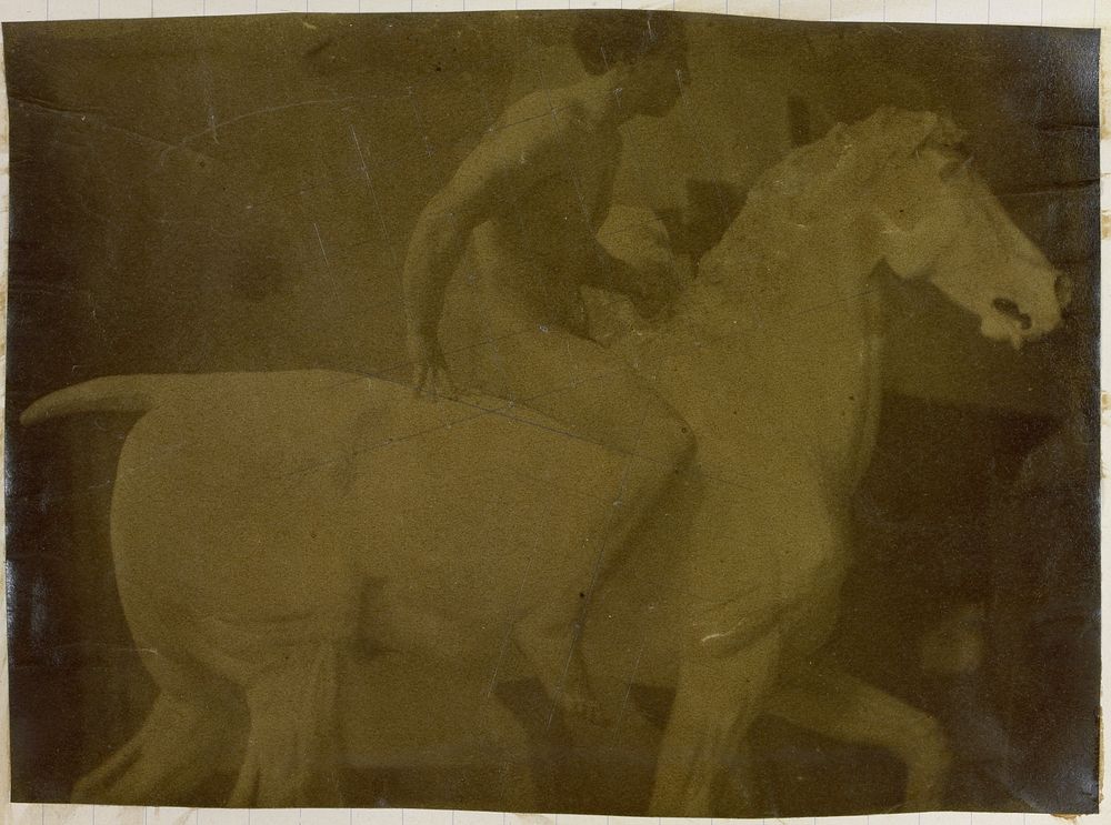 Studie van een mannelijk naaktmodel, gezeten op een gipsen paard, in het atelier van Jacques de Lalaing, mogelijk voorstudie…