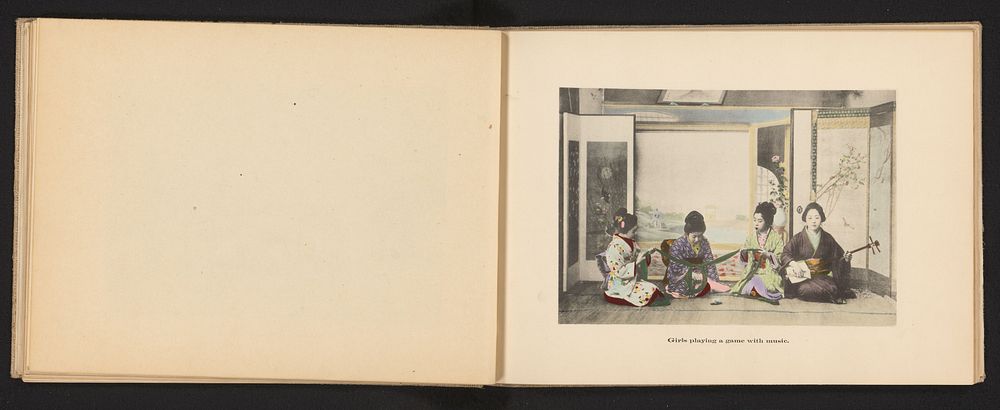 Vier Japanse vrouwen in traditionele kleding die muziek maken en een spel spelen (c. 1895 - c. 1905) by Kōzaburō Tamamura