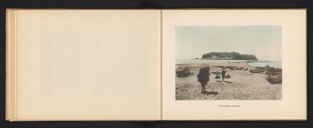 Gezicht op het strand met boten op Enoshima (c. 1895 - c. 1905) by Kōzaburō Tamamura