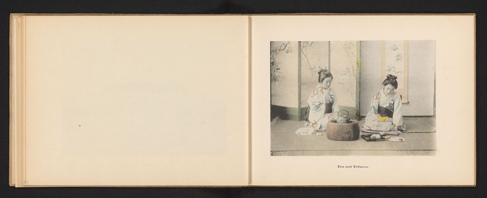 Twee vrouwen in traditionele Japanse kleding die roken en thee drinken (c. 1895 - c. 1905) by Kōzaburō Tamamura