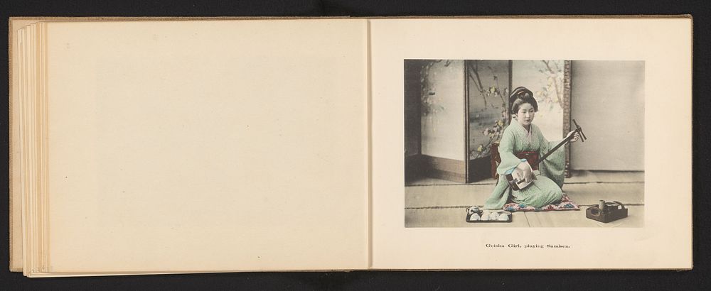 Geisha die een shamisen bespeelt (c. 1895 - c. 1905) by Kōzaburō Tamamura