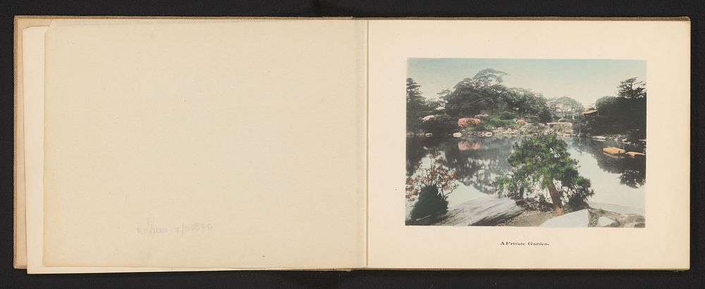 Gezicht op een tuin met een vijver in Japan (c. 1895 - c. 1905) by Kōzaburō Tamamura