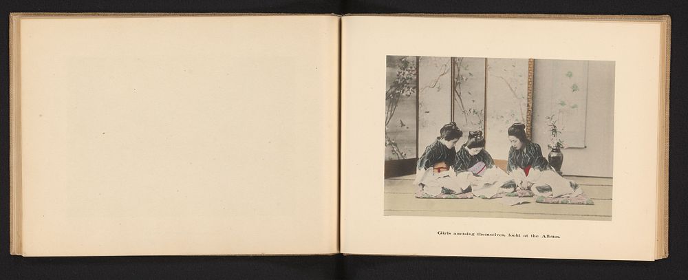 Drie vrouwen in traditionele Japanse kleding die een boek bekijken (c. 1895 - c. 1905) by Kōzaburō Tamamura