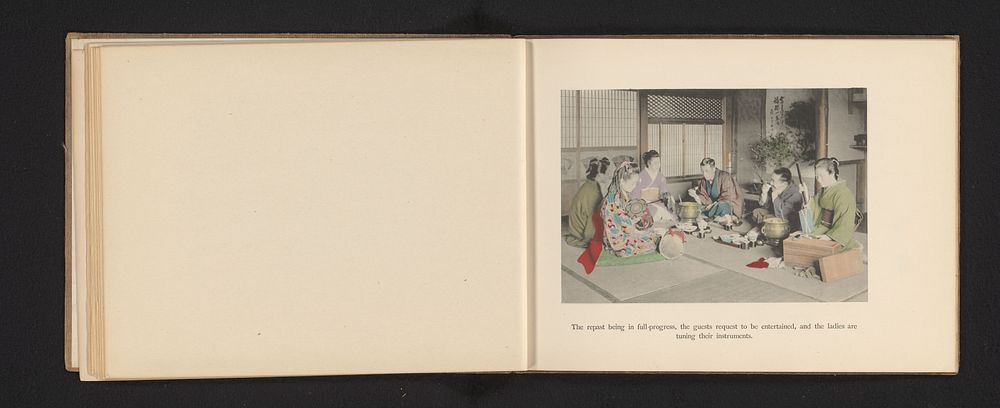 Vier geisha's stemmen hun instrumenten voor een optreden voor twee mannen in een theehuis in Japan (c. 1896 - c. 1906) by…