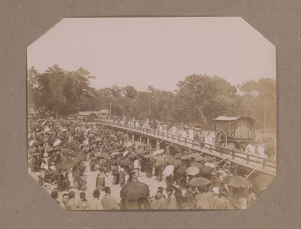 Optocht over een brug met toeschouwers met parasols in Japan (c. 1890 - in or before 1903) by anonymous