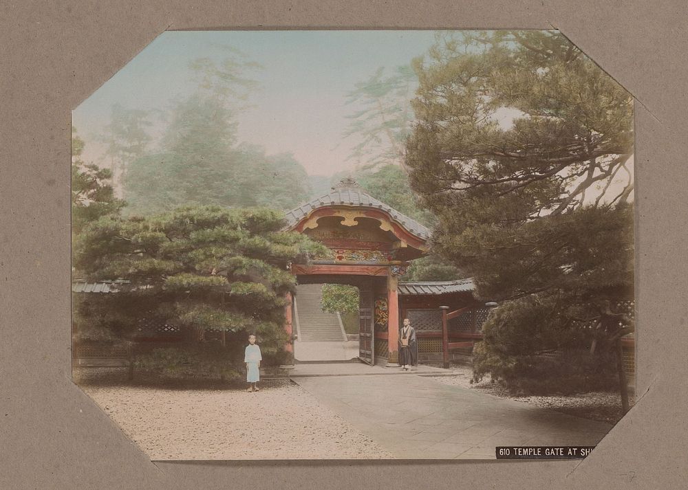 Poort van een tempel in Shiba, Tokyo, Japan (c. 1890 - in or before 1903) by Kusakabe Kimbei