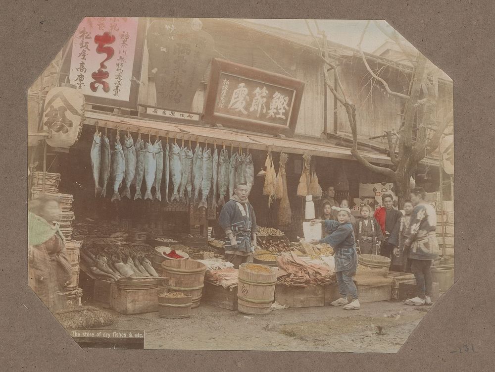 Gezicht op een marktkraam met gedroogde vissen, Japan (c. 1890 - in or before 1903) by anonymous