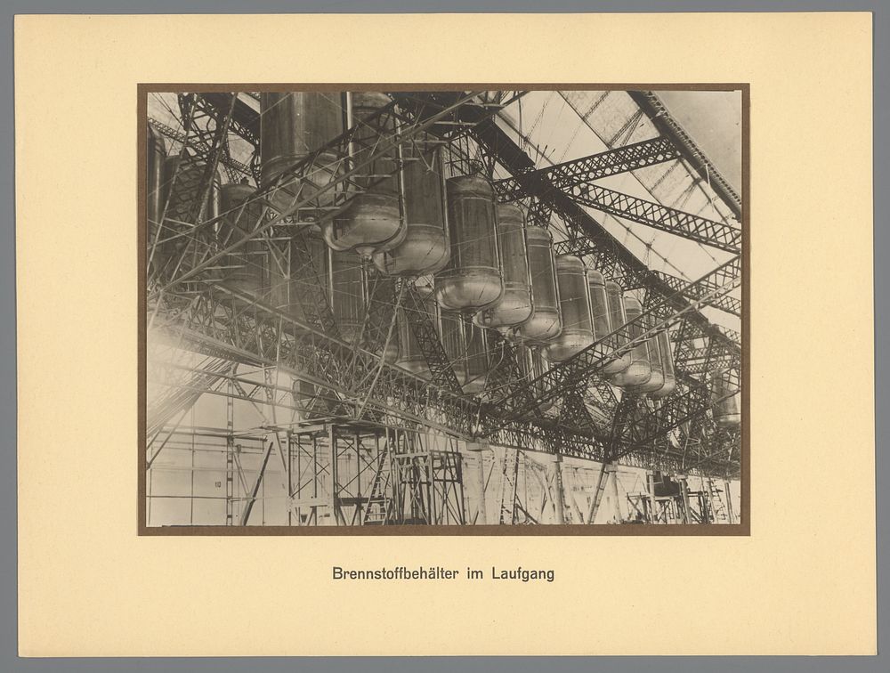 Brandstoftanks in de zeppelin (1924) by anonymous and Luftschiffbau Zeppelin GmbH
