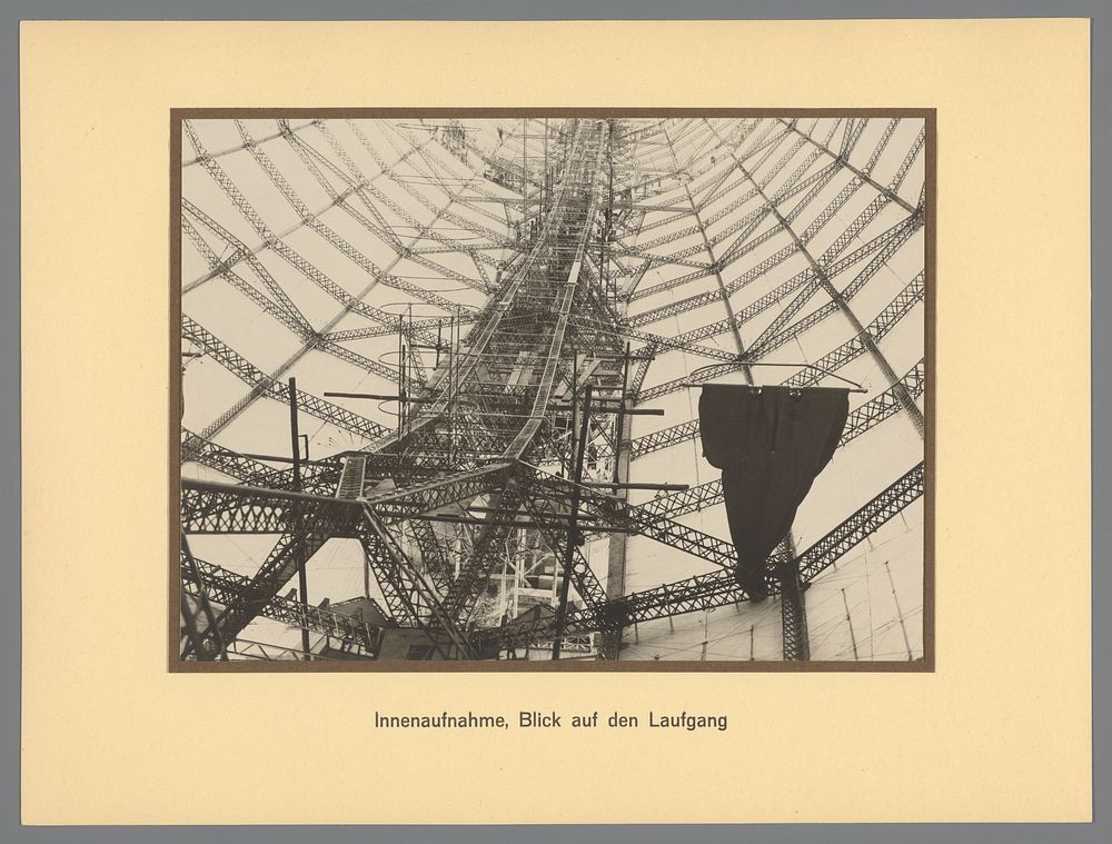 Loopbrug binnenin de zeppelin (1924) by anonymous and Luftschiffbau Zeppelin GmbH