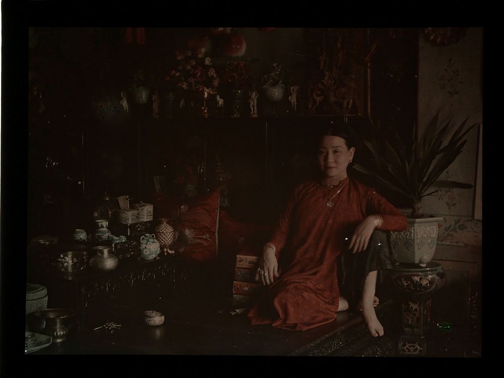 Zittende Chinese vrouw in een interieur met Aziatische voorwerpen (c. 1910 - c. 1940) by anonymous