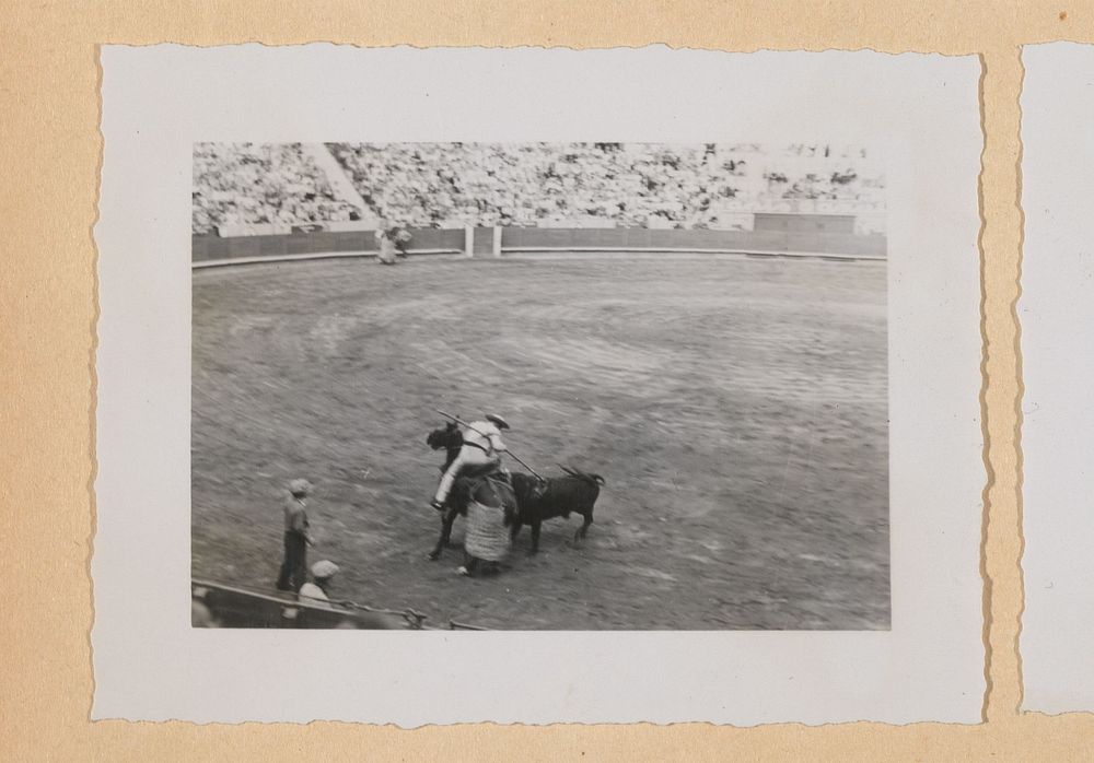 Picador in gevecht met een stier, Barcelona (1955) by anonymous