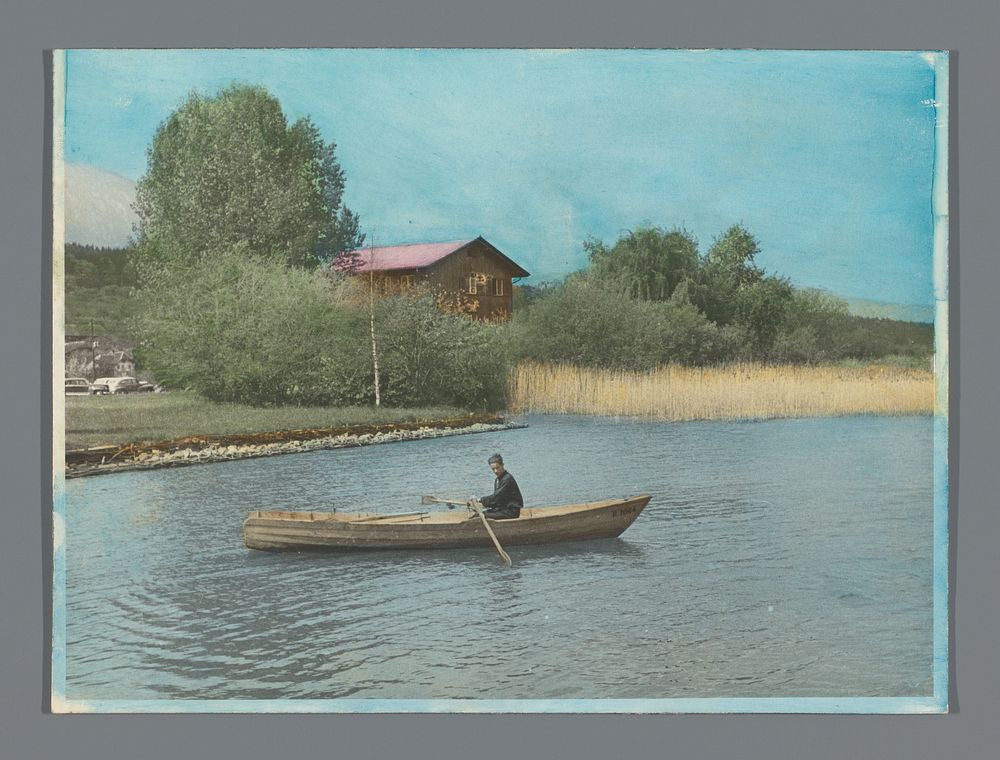 Landschap in kleur met een jonge man in een roeiboot (c. 1900 - c. 1920) by anonymous