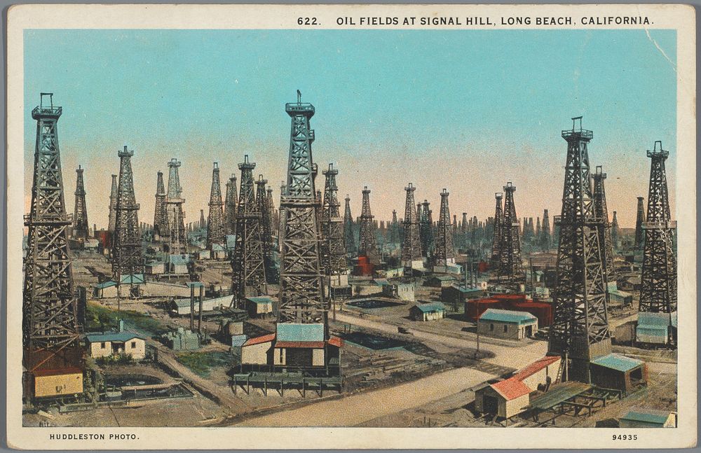 Signal Hill, Long Beach, Californië met boortorens (c. 1932 - c. 1950) by Huddleston Photo and Western Publishing and…