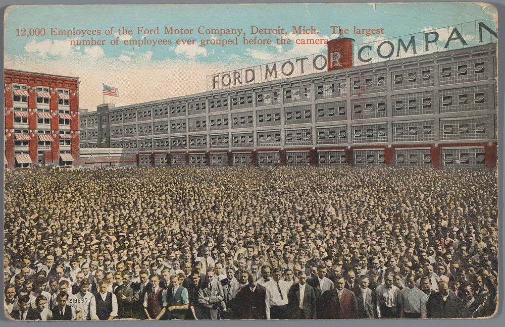 Alle werknemers van de Ford Motor Company staand voor de fabriek (in or before 1915) by anonymous and United News Company