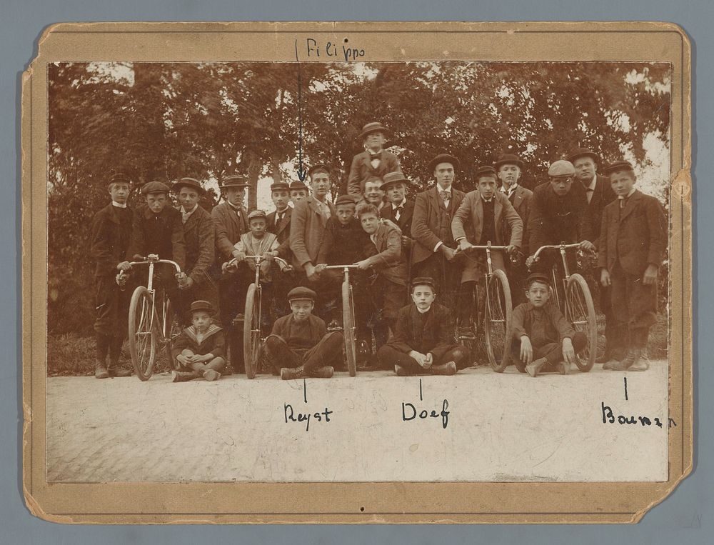 Groepsportret ter gelegenheid van de wielerwedstrijd bij het Witte Huis op de Straatweg nabij Utrecht (1895) by anonymous