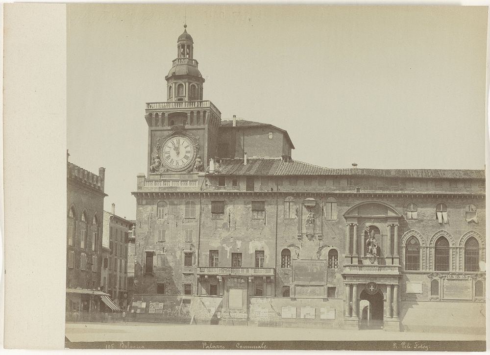 Gezicht op het Palazzo Communale in Bologna (c. 1870 - c. 1890) by R Peli