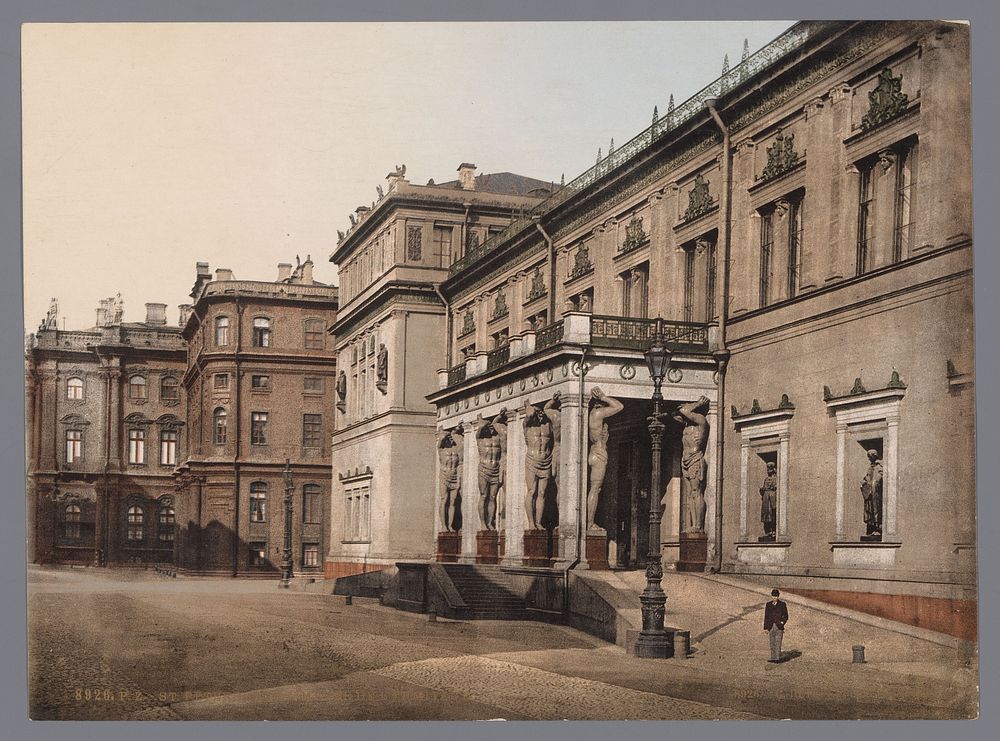 Gezicht op de ingang van de Hermitage in Sint Petersburg (1889 - 1901) by anonymous, Photochrom Zürich and Photochrom Zürich