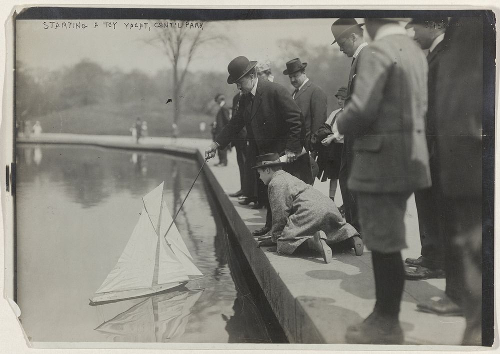 Speelgoedbootje in  een vijver in Central Park, New York City (1921) by George Grantham Bain and Culver Pictures Inc