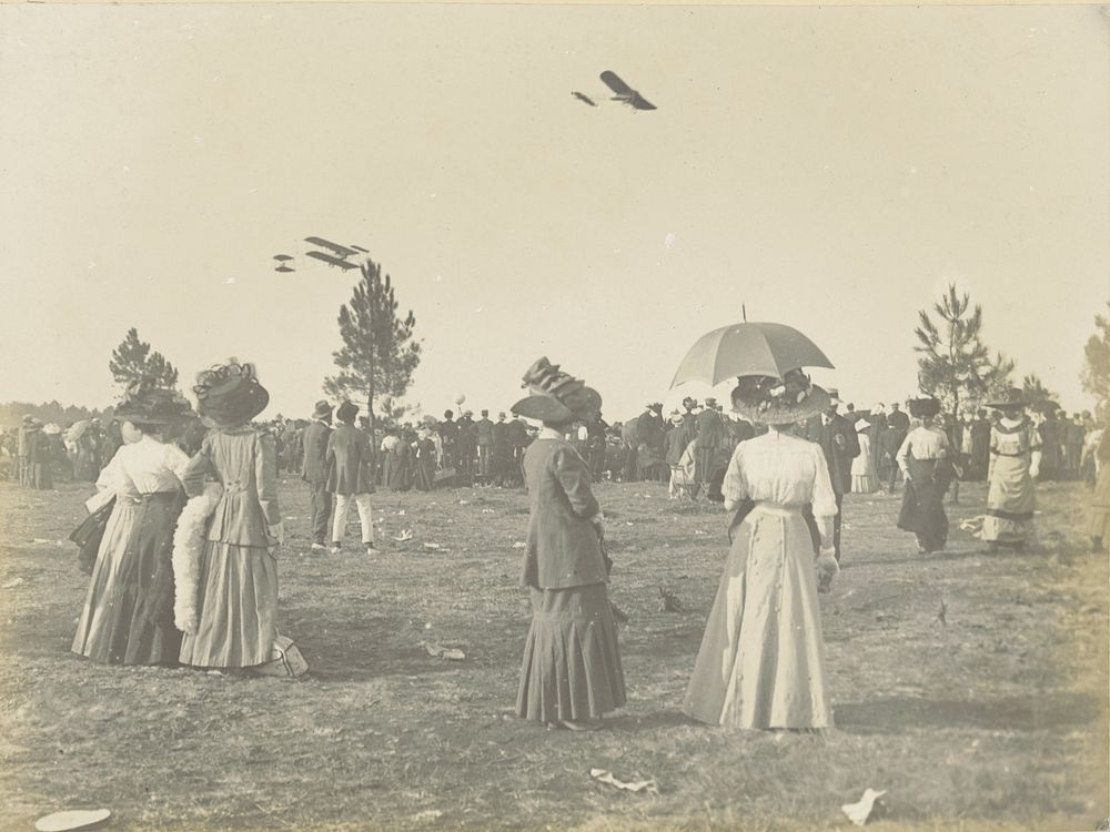 Publiek dat kijkt naar een aantal vliegtuigen, Frankrijk (c. 1910) by anonymous