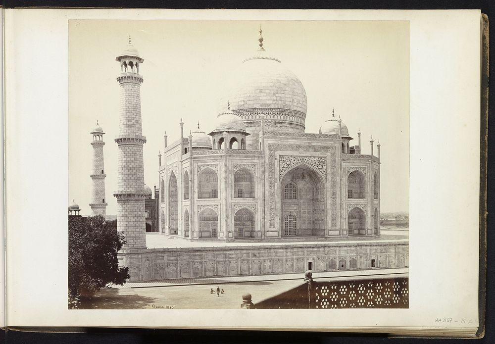 Gezicht op de Taj Mahal in Agra (1863 - in or before 1871) by Samuel Bourne