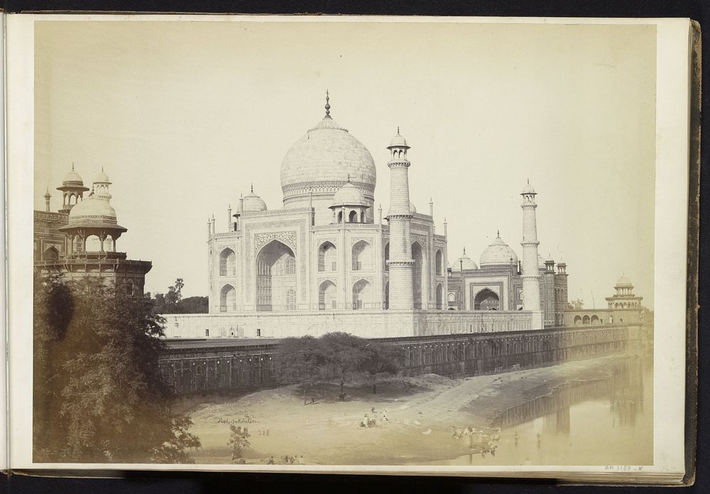 Gezicht op de Taj Mahal in Agra (1862 - 1864) by Shepherd and Robertson