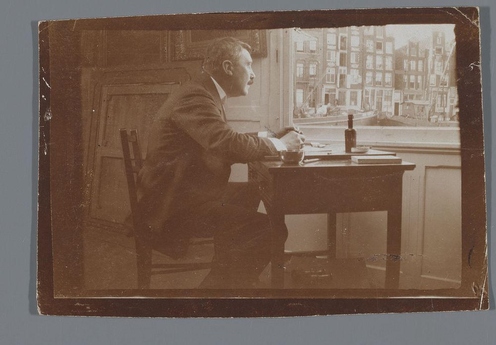 Willem Witsen aan een bureau in zijn boot (c. 1911) by George Hendrik Breitner