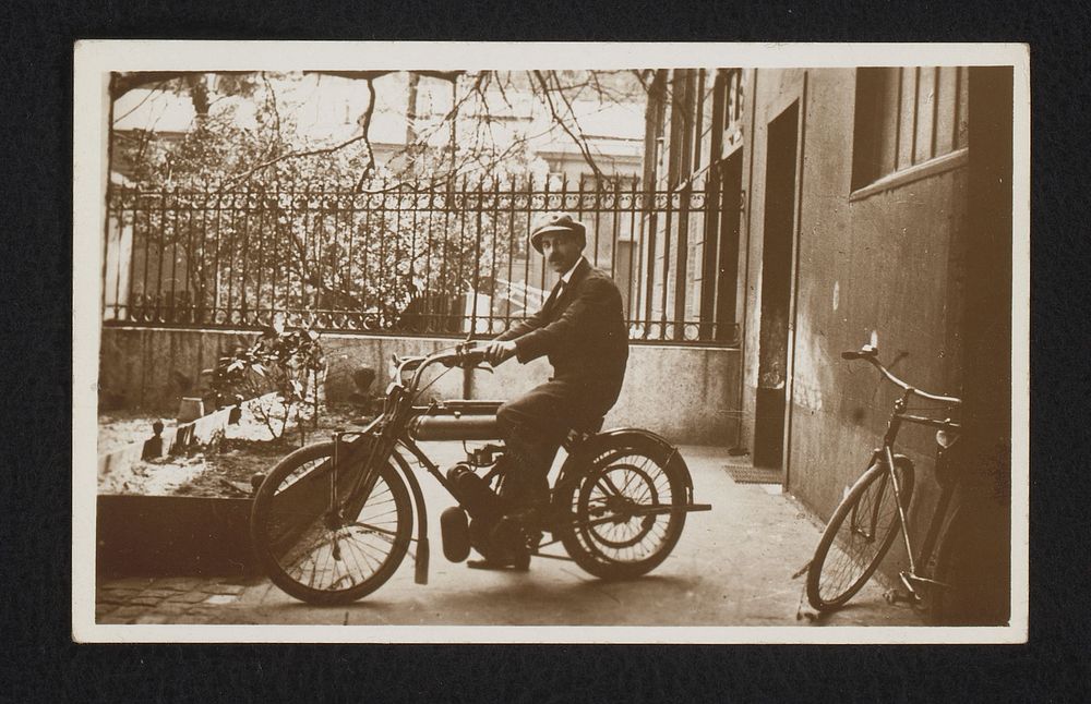Portret van een man op een motorfiets (1895 - 1920) by anonymous