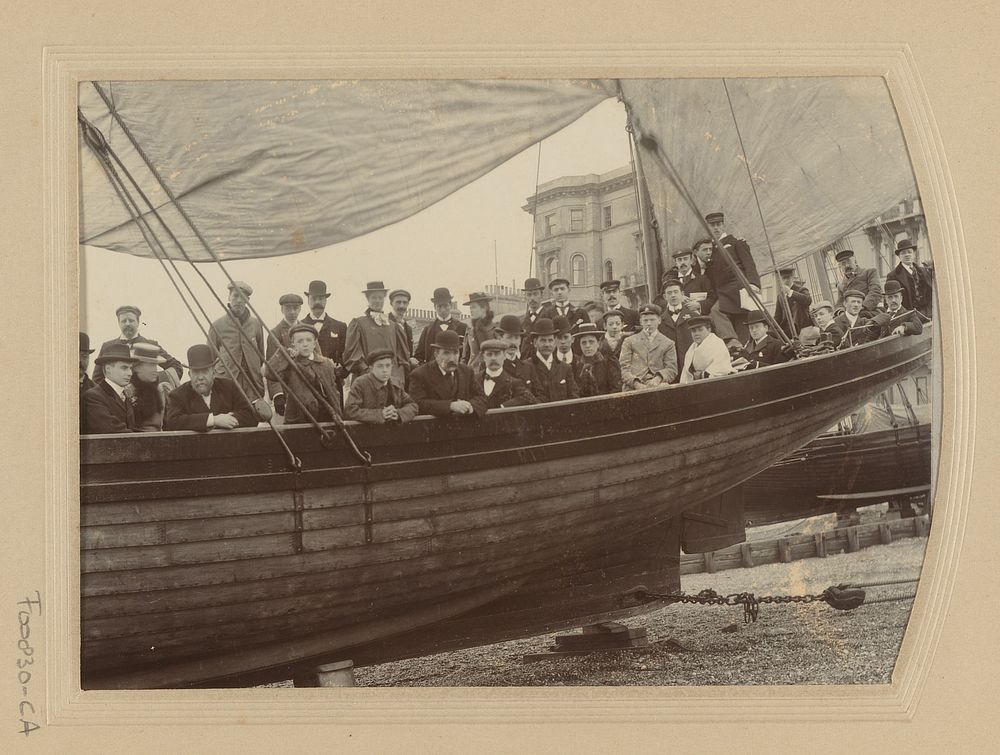 Groepsportret bij boot (1905 - 1910) by William Smith fotograaf