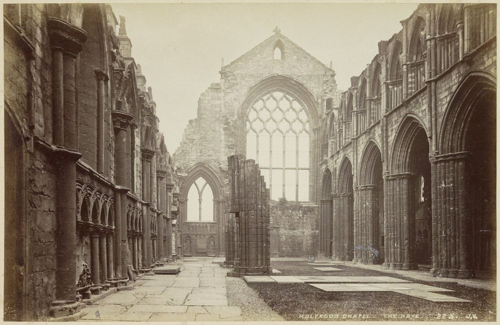 Ruïne van het middenschip van Holyrood Chapel in Edinburgh (c. 1870 - c. 1890) by James Valentine
